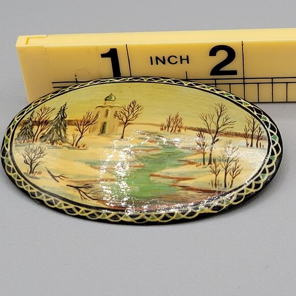 Hand Painted Russian Winter Scene Pin Brooch Wooden Lacquered Vintage - Picture 5 of 6